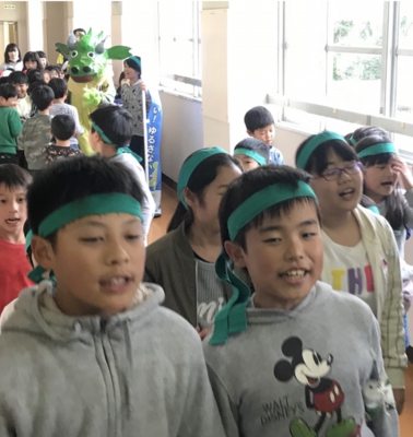 緑のはちまきをつけ、TKRの活動に参加する子どもたち